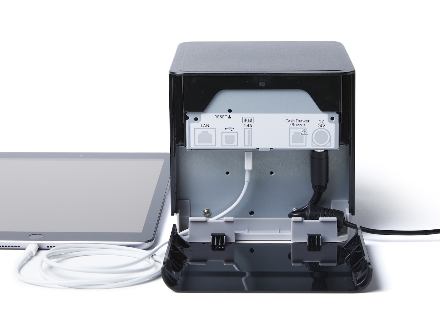 Het geopende achterpaneel van de Star mC-Print3-bonprinter. De USB-kabel waarmee de printer op een iPad wordt aangesloten is zichtbaar.