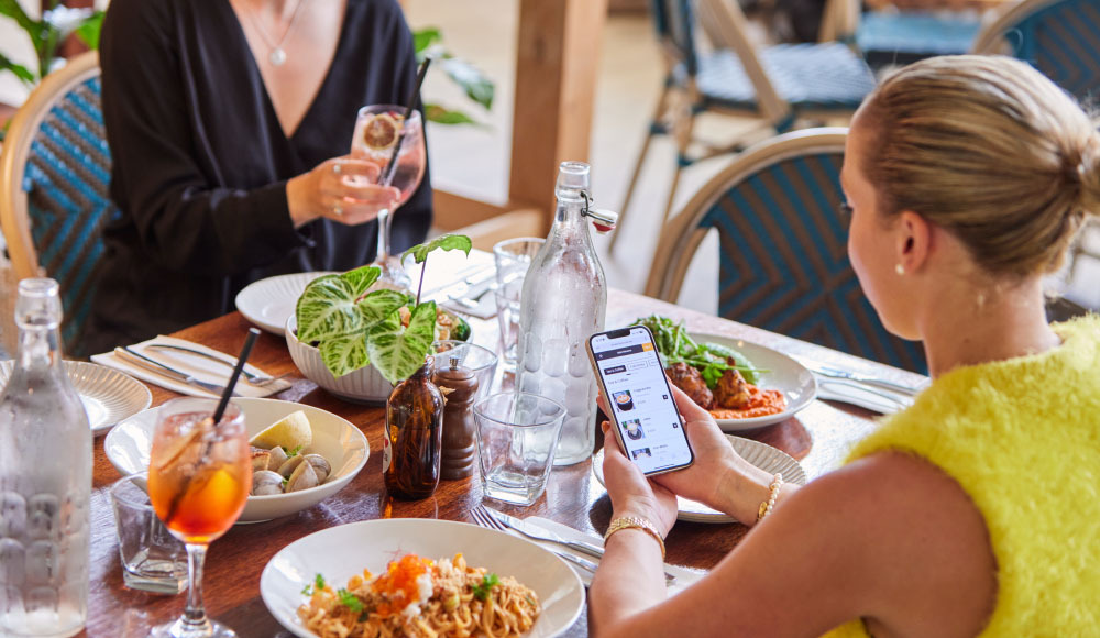 Mensen die eten in een restaurant.